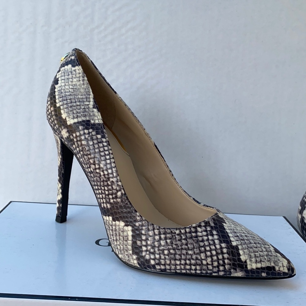 New GUESS Crew2 Women's Shoes SZ 7